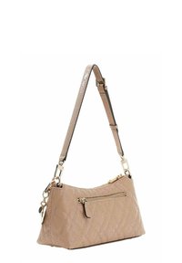 Sac à main beige matelassé avec une forme incurvée, doté de ferrures dorées, d'une fermeture éclair supérieure et d'une poche zippée à l'avant. Bandoulière réglable incluse.