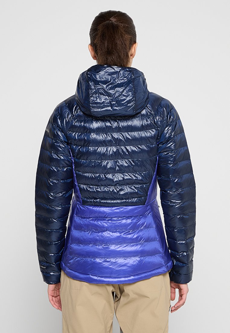 Doudoune avec capuche, en bleu foncé et violet, avec une texture brillante et lisse et un design de piquage horizontal sur le corps.