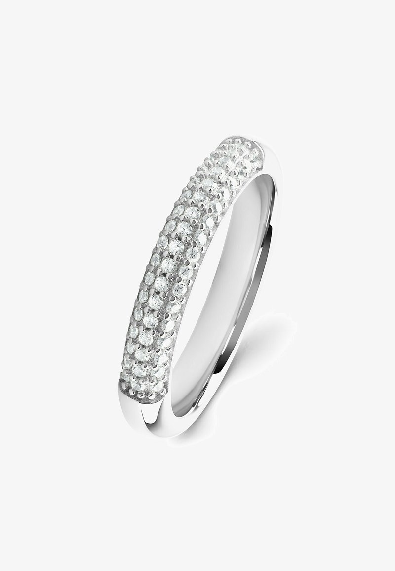 Bague en métal blanc avec un anneau texturé décoré de nombreuses petites pierres claires, créant un détail de surface étincelant. Intérieur de bague lisse.