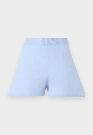 Hellblaue lässige Shorts aus weichem Material mit einem gerippten Bund. Sie haben eine schwingende Form und eine glatte, gleichmäßige Textur.
