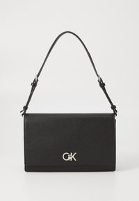 Czarna skórzana torebka o prostokątnym kształcie. Charakteryzuje się prostym designem, smukłym paskiem na ramię oraz srebrnym logo z przodu.