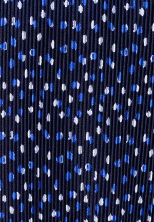 Tissu marine avec plis verticaux présentant un motif dispersé de petits points blancs et bleus. La surface texturée ajoute un intérêt visuel.