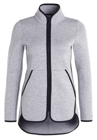 Giacca grigia con zip realizzata in un tessuto liscio ed elastico. Presenta un colletto alto, due tasche frontali con bordi neri e un orlo posteriore più lungo.