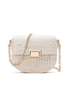Petit sac bandoulière beige avec la moitié inférieure tissée, rabat supérieur en cuir lisse, chaîne dorée pour la bandoulière et fermoir rectangulaire doré.