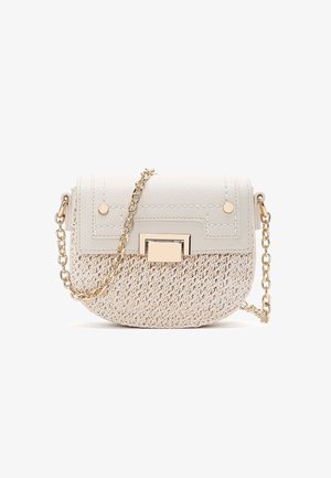 Pequeño bolso bandolera beige con la mitad inferior tejida, solapa superior de cuero liso, cadena dorada como correa y cierre rectangular dorado.