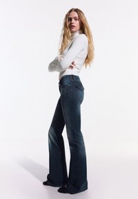 Bershka Flared Jeans - light-blue denim