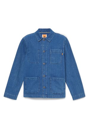 Blauwe denim jas met knopen, lange mouwen, kraag en drie opgestikte zakken aan de voorkant, afgebeeld op een effen witte achtergrond.