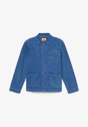 Blå denimjakke med knapper, lange ærmer, krave og tre forlommer på hvid baggrund.