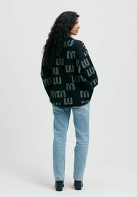 Emmamalena Stickad tröja - svart