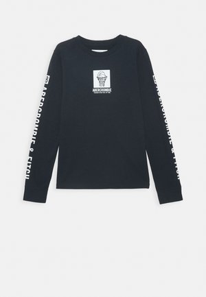 Czarna koszulka z długim rękawem wykonana z bawełny, z białym graficznym logo na piersi oraz napisem na rękawach. Okrągły dekolt i dopasowany fason.