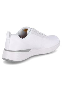 Scarpa sportiva bianca con una superficie liscia, forma arrotondata, colletto imbottito e suola bianca testurizzata con una striscia grigia di accento.