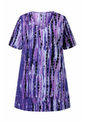 Fialová, černá a světle modrá batikovaná tunika s krátkými rukávy a výstřihem do V s vertikálním pruhovaným vzorem na jednobarevném pozadí.