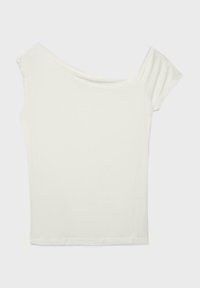 Weißes kurzärmeliges Oberteil mit asymmetrischem Ausschnitt, das einen One-Shoulder-Ärmel und glatten, enganliegenden Stoff aufweist.