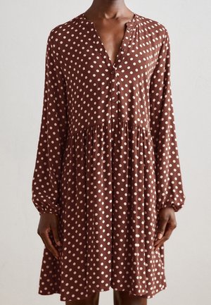 Braun gepunktetes Kleid aus weichem Stoff, mit V-Ausschnitt, langen Ärmeln, Knöpfen und einer gerafften Taille für eine fließende Silhouette.