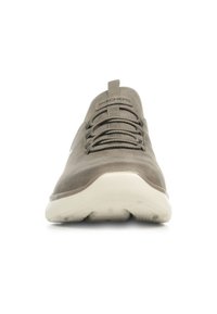 Scarpe sportive marroni chiare con tomaia in tessuto liscio, lacci elastici e suola bianca imbottita, con un logo sulla linguetta.