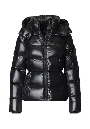 Czarna kurtka puchowa o błyszczącej powierzchni, z zapięciem na zamek błyskawiczny, kapturem i poziomym przeszyciem. Posiada dwie boczne kieszenie.