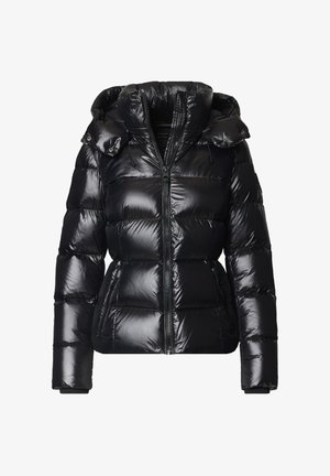 Czarna kurtka puchowa o błyszczącej powierzchni, z zapięciem na zamek błyskawiczny, kapturem i poziomym przeszyciem. Posiada dwie boczne kieszenie.