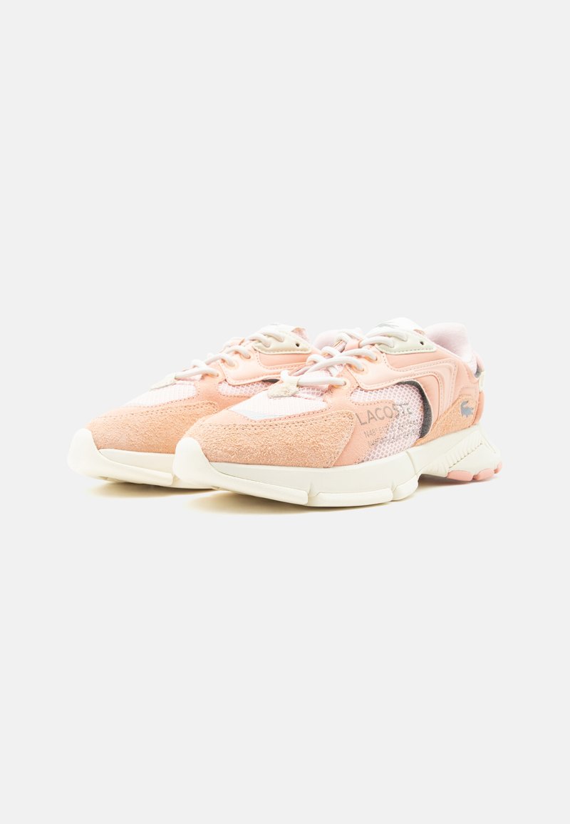 Coppia di sneakers Lacoste rosa e bianche con dettagli in mesh e suede misti, lacci bianchi e suole spesse bianche.
