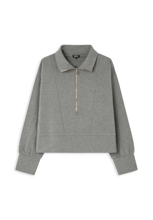 Sudadera gris corta con mangas largas de globo, un cuello alto y un cierre de cremallera de cuarto en la parte delantera que presenta un detalle de cremallera plateada.