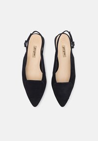 Fekete velúr slingback lapos cipők hegyes orral, párnázott talppal és egyszerű csat zárással a saroknál. Nagyon puha anyag.