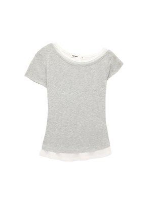 Dopasowany jasnoszary t-shirt z krótkim rękawem, z białym warstwowym dołem i okrągłym dekoltem.