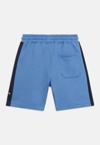 Μπλε σορτς με ελαστική μέση, μαύρη κάθετη ρίγα στο πλάι και μία τσέπη με πατς στη δεξιά πίσω πλευρά.