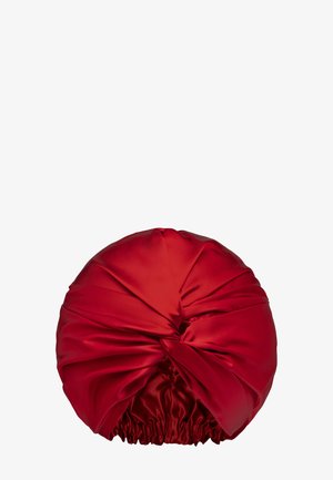 Fascia per capelli in raso rosso con design a nodo intrecciato e bordi arricciati. Texture liscia e forma rotonda, ideale per la protezione dei capelli.