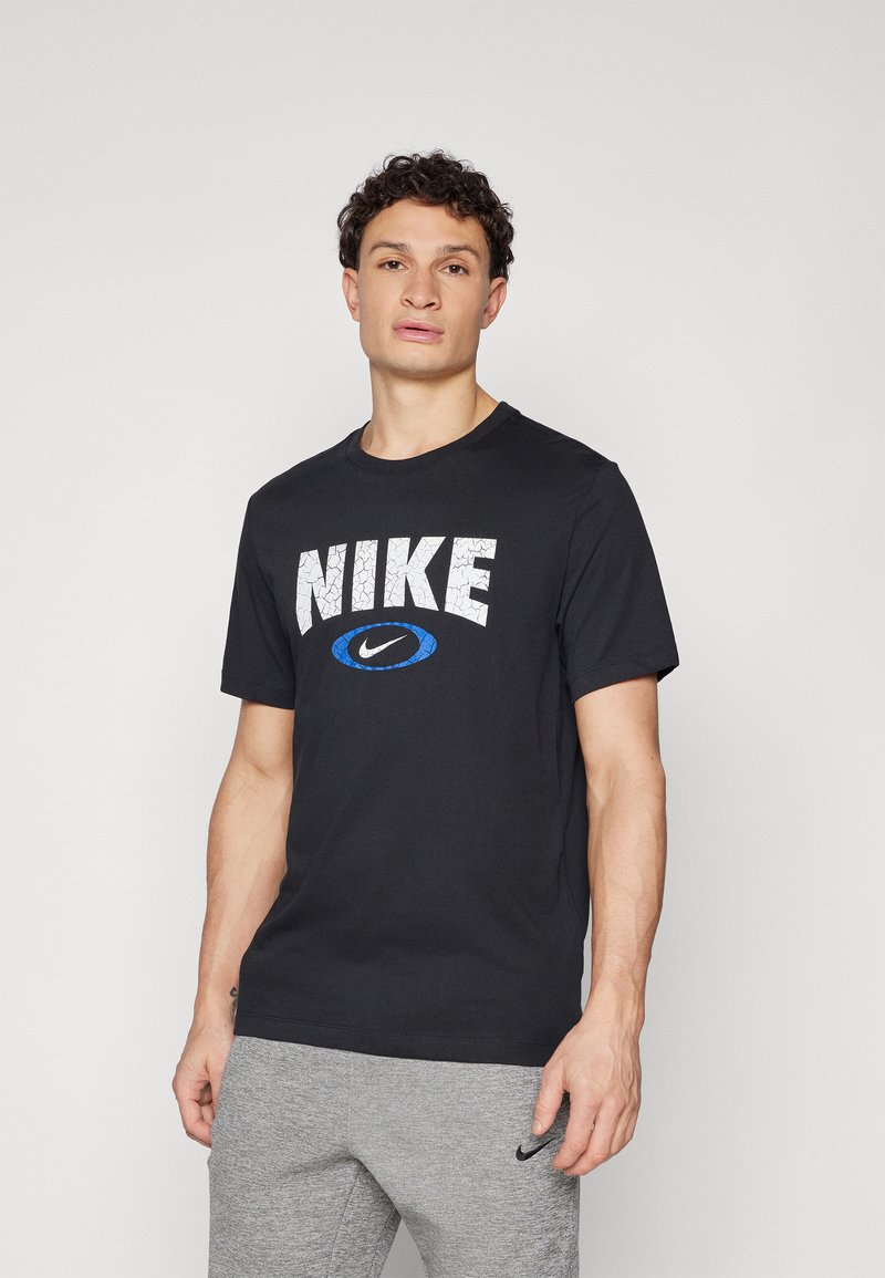 Fekete pamut póló, melyen egy nagy, fehér, repedezett "NIKE" logó látható kék kiemeléssel. Szabványos kerek nyakkivágás és rövid ujjú.