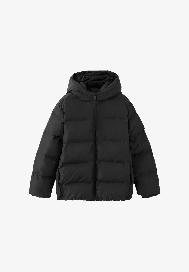 Veste d'hiver noire matelassée avec capuche et fermeture éclair frontale, présentant un matelassage horizontal et des manches longues.