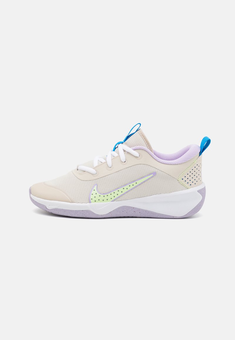 Nike Performance - OMNI MULTI COURT UNISEX - Avalynė treniruotėms - light orewood brown/barely volt/lilac bloom/light photo blue, Padidinti