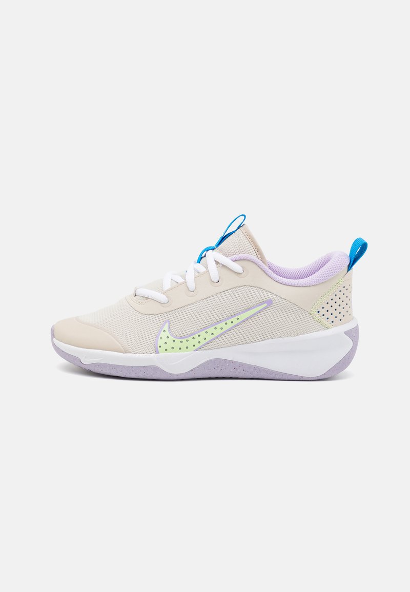 Nike Performance OMNI MULTI COURT UNISEX - Treenikenkä - light orewood brown/barely volt/lilac bloom/light photo blue