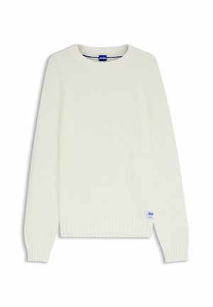 Hvid strikket sweater med ribbet tekstur, rund halsudskæring og lange ærmer. Har et lille blåt mærke ved kanten.
