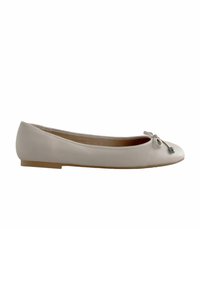 Beige nahka ballet-flat, jossa on pyöreä kärki, ohut nauhadetaili edessä ja matala, vaaleanruskea kumikanta.