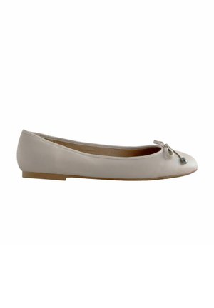 Beige Leder Ballettschuhe mit einer abgerundeten Spitze, dünnem Schleifchen auf der Vorderseite und einem niedrigen, hellbraunen Gummihaken.