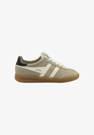 Baskets en suède beige avec des rayures blanches, surface texturée et accent noir au niveau du talon. Elles disposent d'une semelle en caoutchouc et de lacets blancs. Logo de la marque présent.