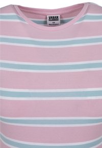 T-shirt rayé rose et bleu clair avec un col rond. Fabriqué en coton doux, il présente de larges rayures horizontales et une étiquette au niveau du col.