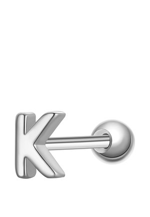 Clou d'oreille en métal argenté en forme de lettre "K" avec une tige droite et un fermoir rond.