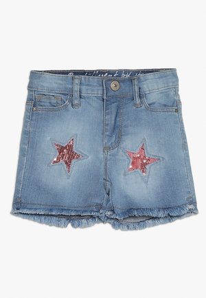 Lyseblå denimshorts med frynsete kanter og røde palietstjerne-patches på forsiden af lårene, med knaplukning og bæltestropper.