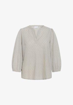 Svijetlosiva bluzica s V-izrezom i polu-latkim puf rukavima. Izrađena od teksturiranog materijala s malim uzdignutim točkama po cijeloj površini.