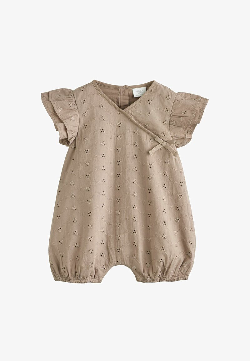 Barboteuse beige pour bébé avec manches courtes volantées, broderie florale ajourée, devant croisé avec lien latéral et ouvertures élastiquées aux jambes.