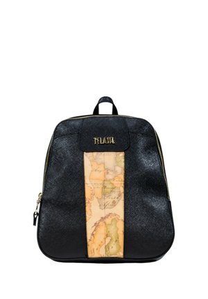 Sac à dos noir en matériau synthétique texturé, avec un grand panneau central à motif de carte et des accents en métal doré.
