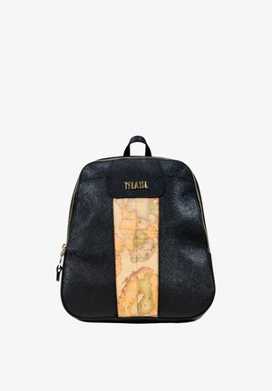 Sac à dos noir en matériau synthétique texturé, avec un grand panneau central à motif de carte et des accents en métal doré.