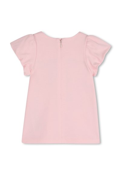 Ροζ φόρεμα με κοντά μανίκια και βολάν στα μανίκια, κλείσιμο με φερμουάρ στην πλάτη και απαλή υφή. Διαθέτει ίσια γραμμή και λιτό σχέδιο.