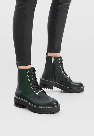 Stradivarius Stivaletti con plateau - green