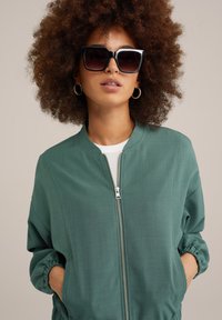 WE Fashion Bomber stiliaus striukė - green
