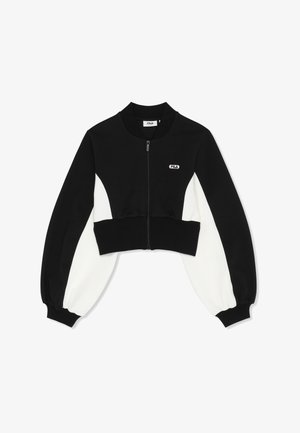 Chaqueta negra y blanca con cremallera recortada, mangas largas abullonadas, puños y cuello acanalados, y pequeño logo de FILA en el pecho.