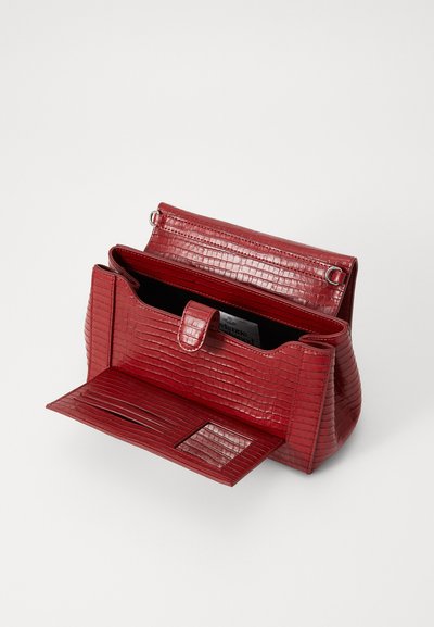 Geantă roșie cu embossing de crocodil, cu o formă structurată, închidere cu clapetă și compartiment intern. Dispune de linii elegante și o suprafață texturată.