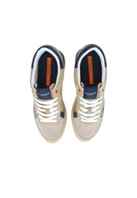Béžové a námořnické sportovní boty s síťovinou a semišovým materiálem, kulatá špička, bílé šňůrky a gumová podrážka. Na straně je červený akcent.