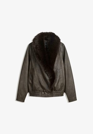 Jachetă din piele maro cu guler din blană artificială, croială lejeră, talie cu nervuri și două buzunare laterale. Prezentă două nasturi frontali pentru închidere.