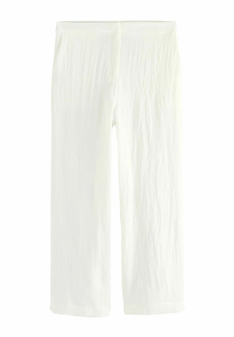 Pantaloni albi, ușori, cu un finisaj texturat. Design evazat, cu un croi larg. Prezintă modele florale subtile, embosate.